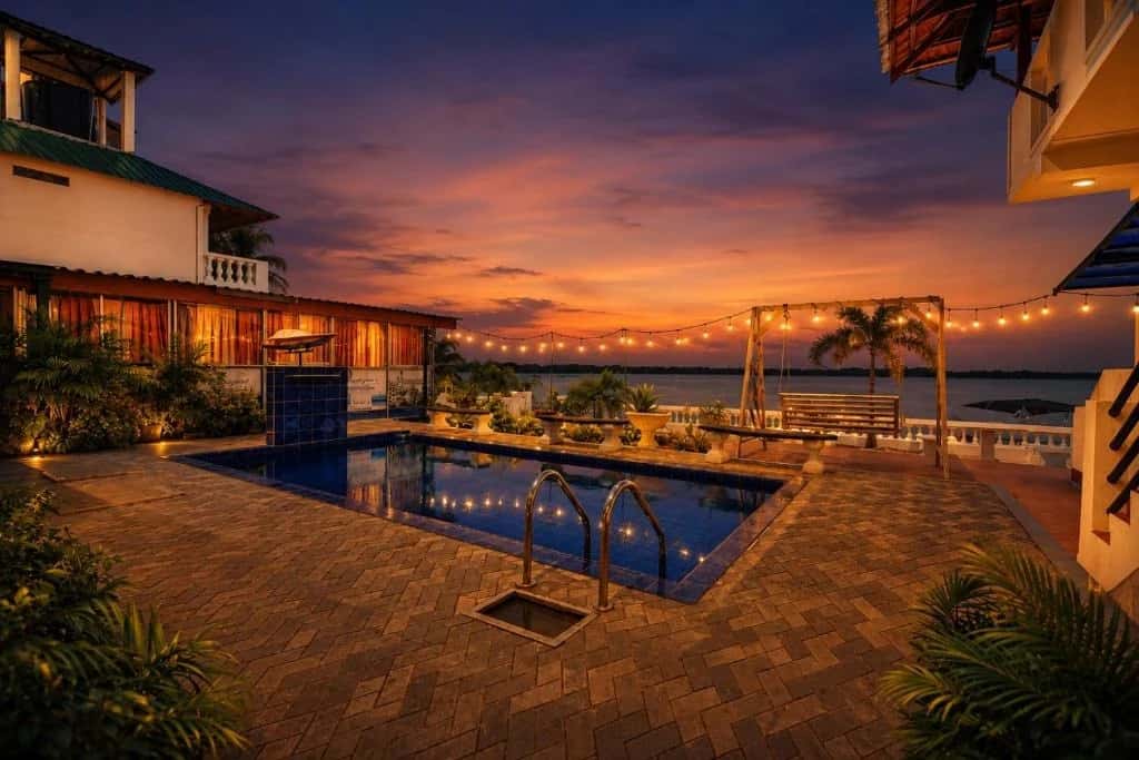 Outdoor dining by the beach