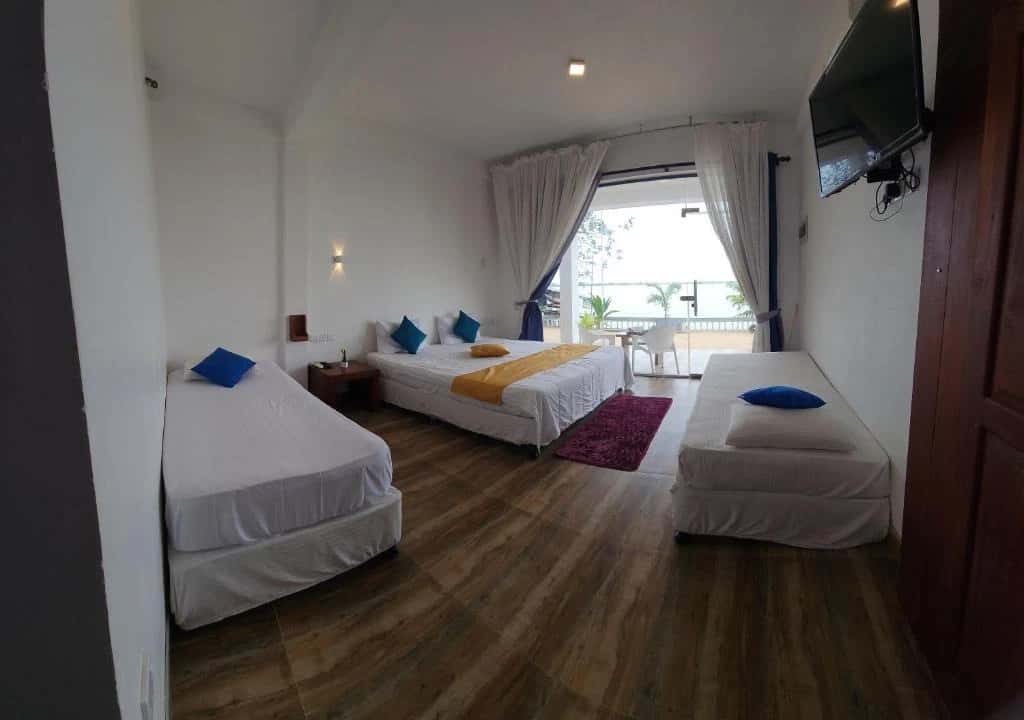 Deluxe Queen Room With Two Queen Beds - Image 8
