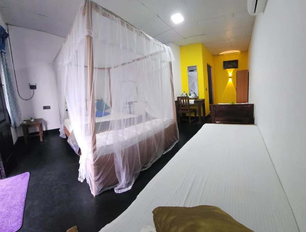 Deluxe Double Room with Balcony - Image 4