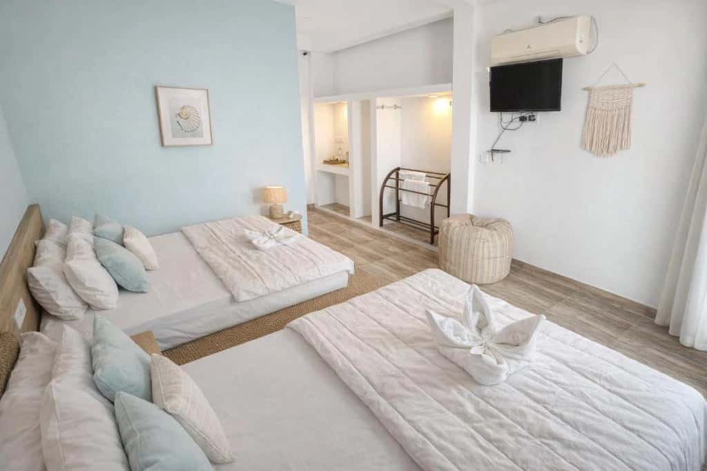 Deluxe Queen Room With Two Queen Beds - Image 2