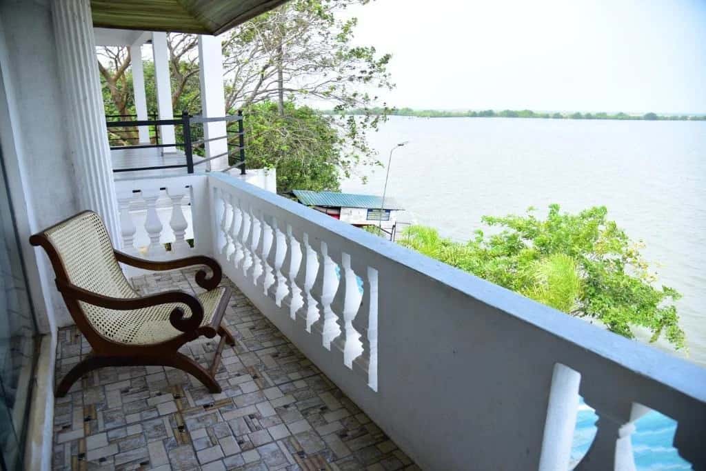 Deluxe Double Room With Balcony and Sea view - Image 8