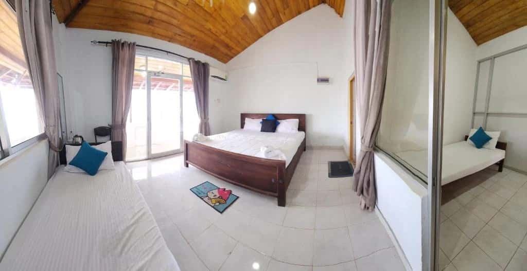 Family Room With Sea View - Image 1