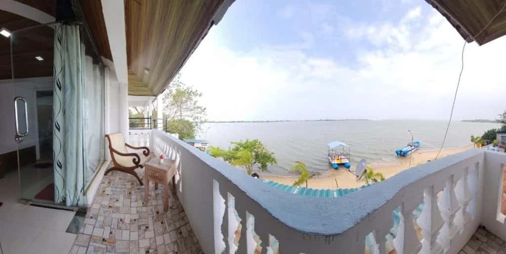 Deluxe Double Room With Balcony and Sea view - Image 9
