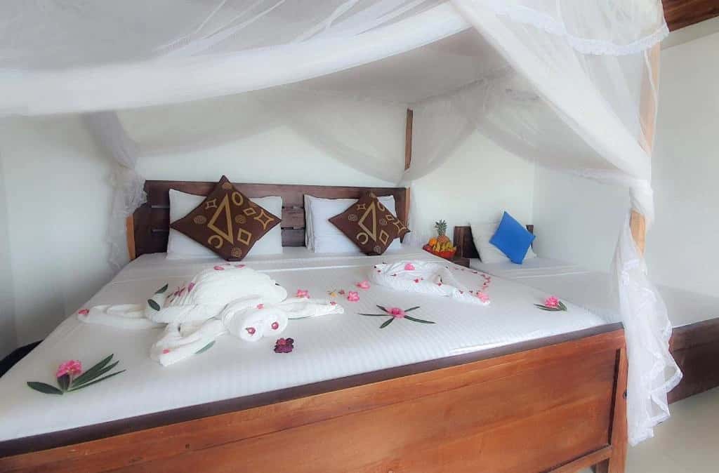 Deluxe Double Room With Balcony and Sea view - Image 4