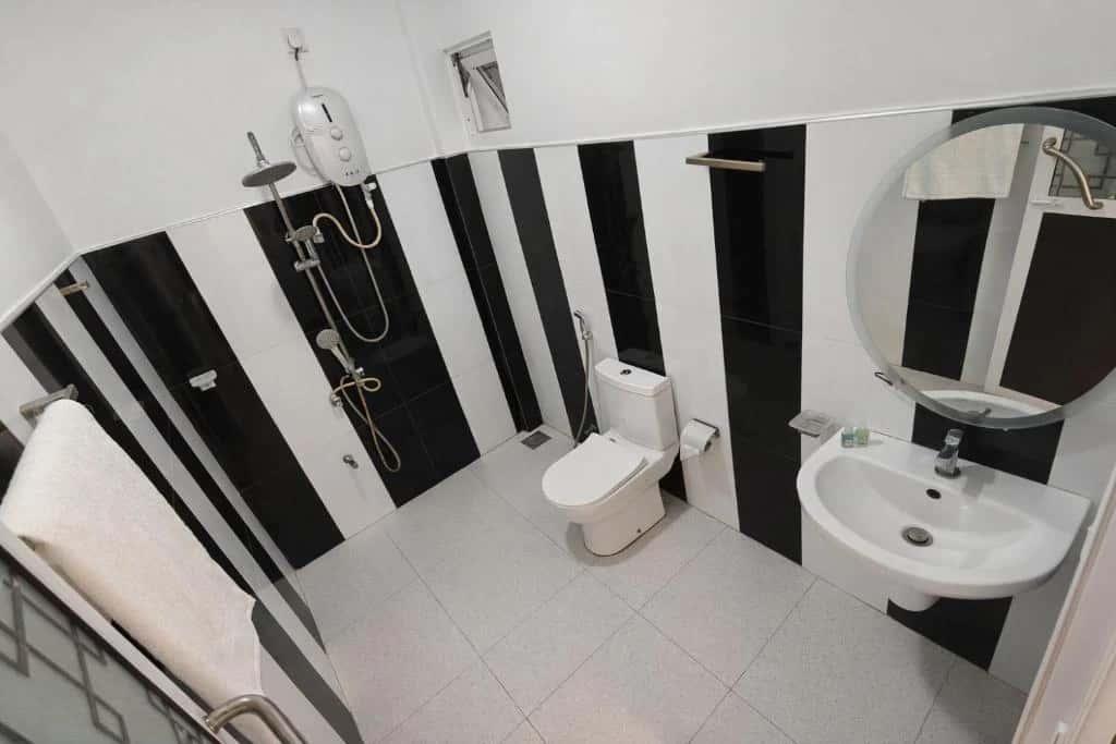 Deluxe Queen Room With Two Queen Beds - Image 4